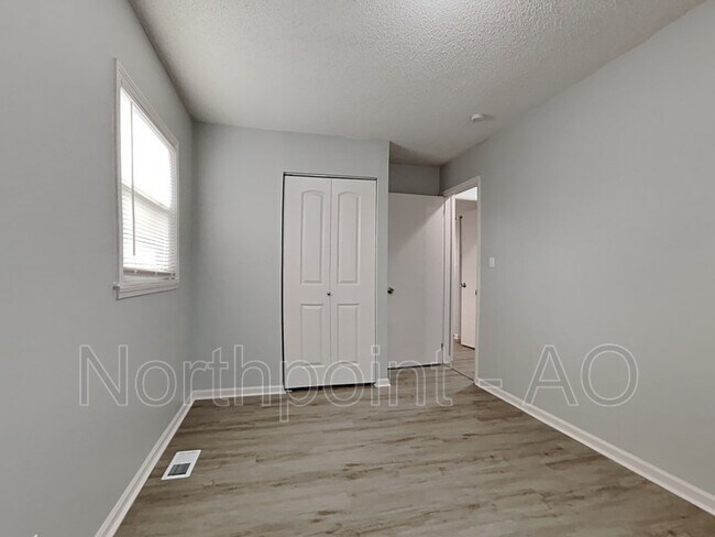 Building Photo - 9652 Ditman Way