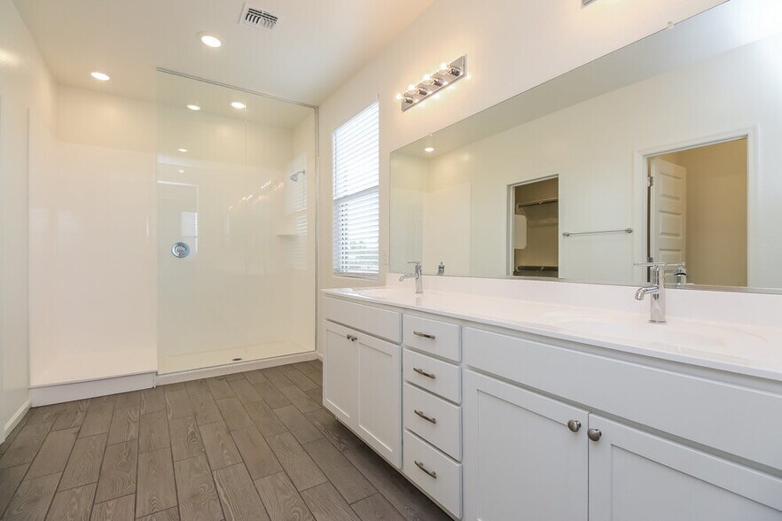 Building Photo - 2055 S Saguaro Dr