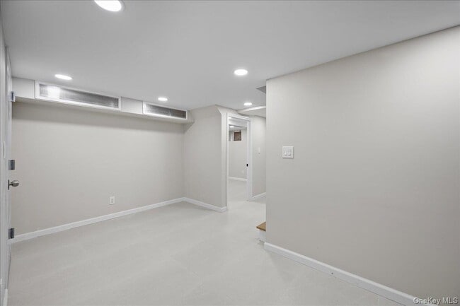 Building Photo - 28 Cross St