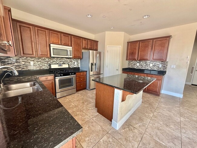 Building Photo - Hollister-Beautifully Updated 4BD/3BA Home with Garden Backyard in Prime Hollister Location