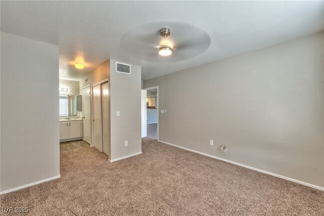 Building Photo - 8070 W Russell Rd