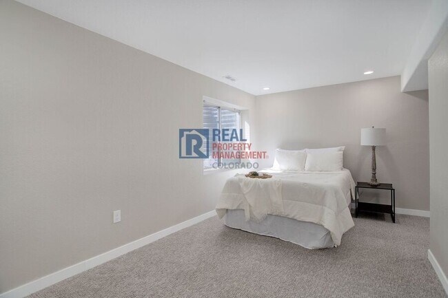 Building Photo - 5934 Instone Cir