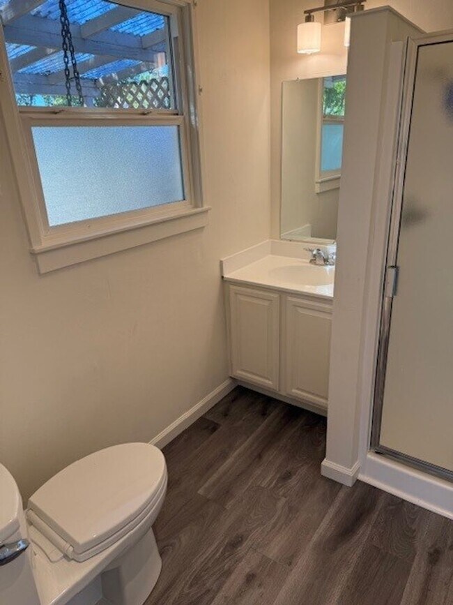 Building Photo - Burlingame Charming One-Bedroom Home  Open Saturday 3:30pm