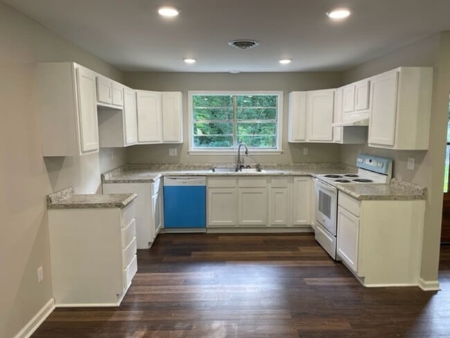 Building Photo - Renovated 3 Bedroom 2 Home on 1 Acre!