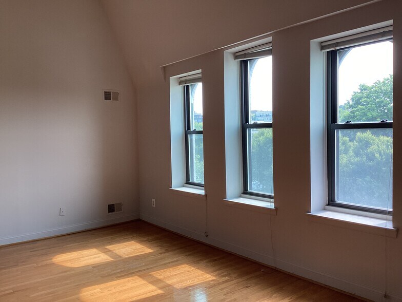 Building Photo - 2106 18th St NW