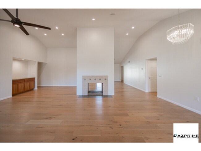 Building Photo - Elegant 3/2.5 Scottsdale Home - Vaulted Ce...