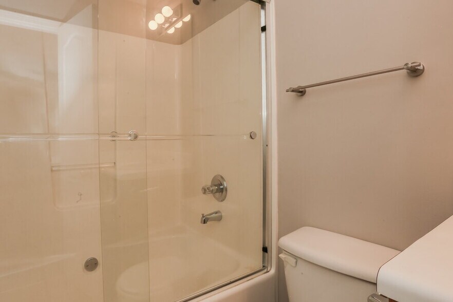 Building Photo - 9490 Pebble Creek Ct