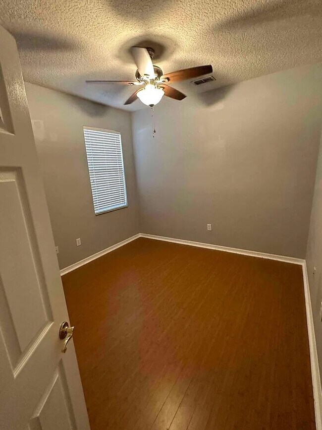 Building Photo - Elegant 4-bedroom 3-bathroom Home in Windermere