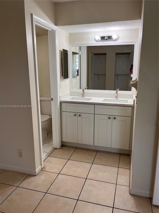 Building Photo - 10143 Twin Lakes Dr