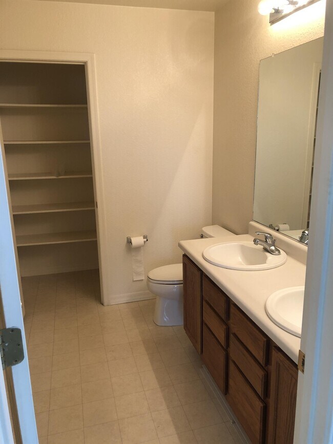 Building Photo - 4211 E Wading Pond Dr