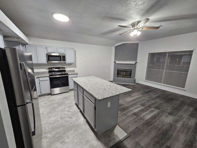 Building Photo - 919 Crestwood Dr