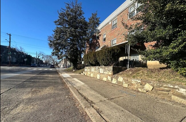 Building Photo - 2101 Hartel Ave