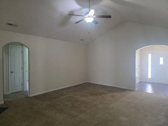 Building Photo - Nice 3 bedroom, 2 bath home with 2 car gar...