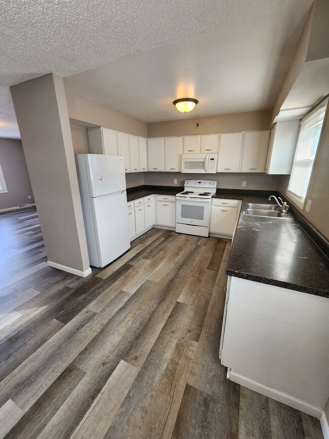 Building Photo - 1625 N Algona St