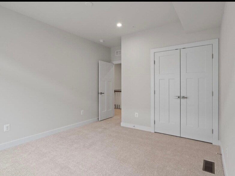 Building Photo - 24230 Ullapool Ter