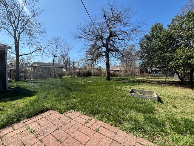 Building Photo - Perfect and Updated Rental close to TU!