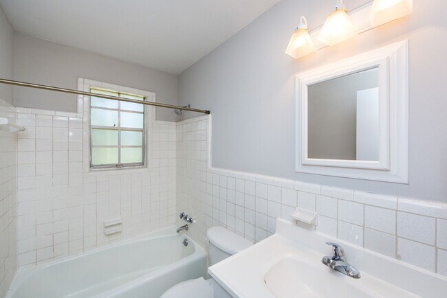 Building Photo - Charming 2BD/1BA Townhouse at Cotswold!
