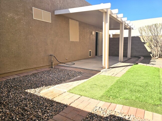 Building Photo - 2300 E Magma Rd