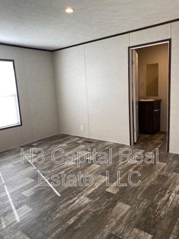 Building Photo - 524 Chickadee St