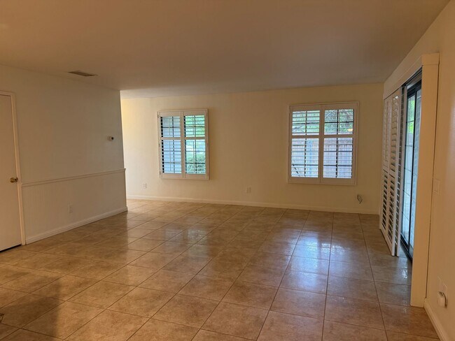 Building Photo - Three bedroom two and a half bath Condo