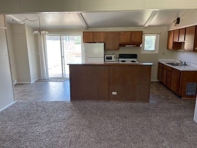 Building Photo - 245 Country Club Dr