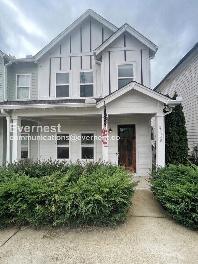 Building Photo - 3 Bed/2.5 Bath with Fenced Yard / Pet-Friendly / Available Now!