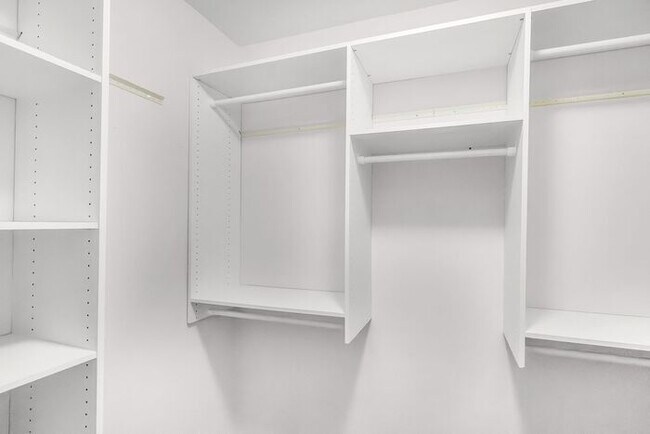 Building Photo - Master-on-Main End-Unit Townhome in Back Creek Villages!