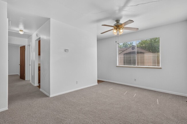 Building Photo - Cozy 2 bedroom duplex