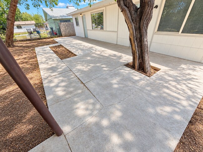 Building Photo - 6518 N 61st Dr