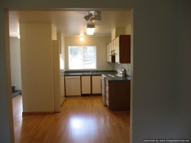 Building Photo - 2 Bedroom, 1.5 Bathroom Townhouse in Port ...