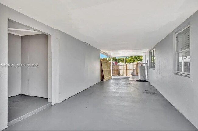 Building Photo - 1008 Elm Rd