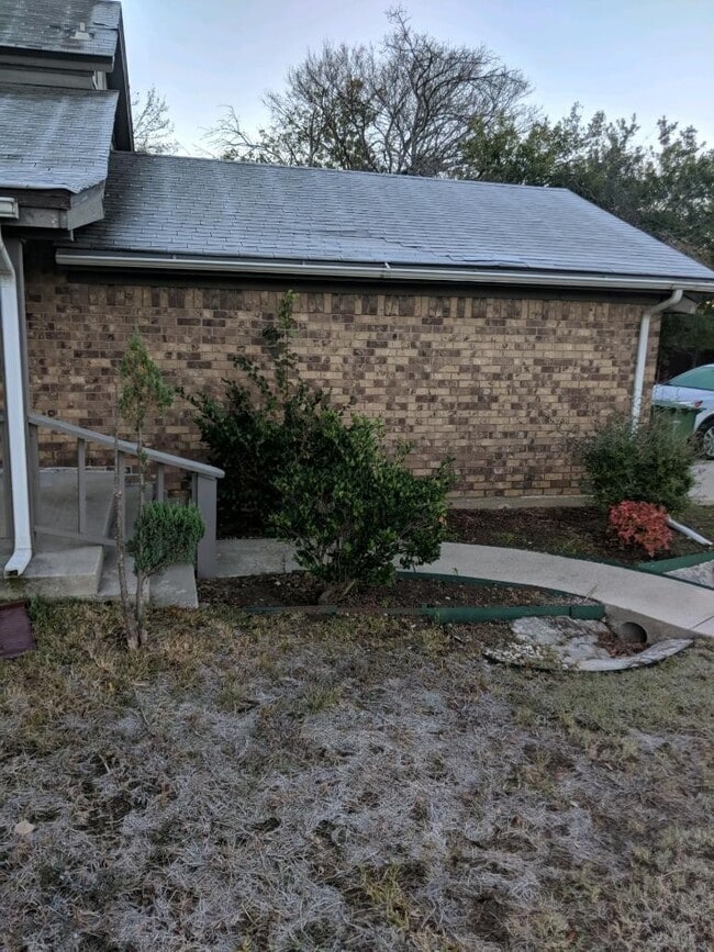 Building Photo - Attractive 3 bed / 2 bath family home