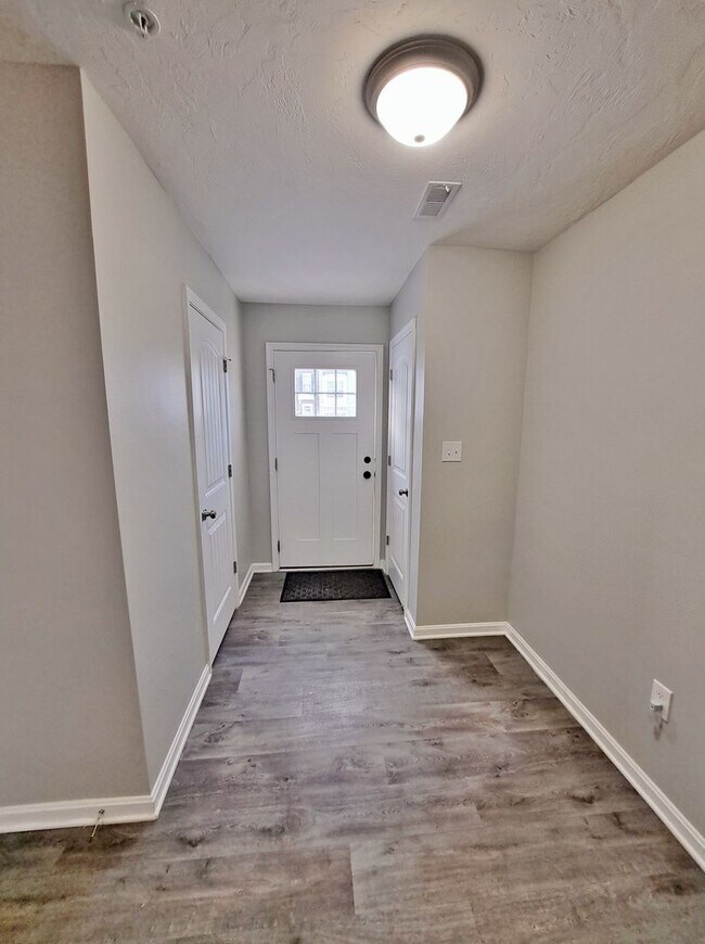 Building Photo - 3 Bed / 2-1/2 Bath  Single Family Town Home w/Attached1 Car Garage