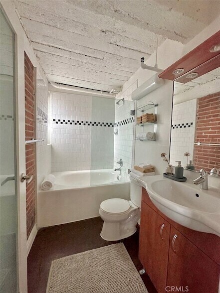 Building Photo - 312 W 5th St