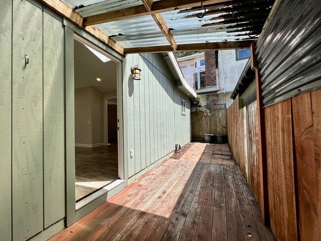 Building Photo - Stunning 1-Bed, 1-Bath with Private Entrance/Parking - UTILITIES INCLUDED!