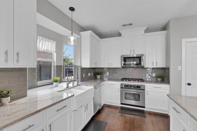 Building Photo - 3002 E Lake Falls Cir