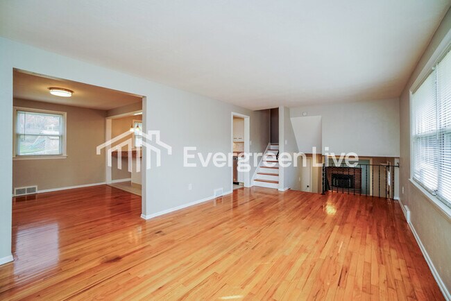 Building Photo - 614 Fort Couch Rd