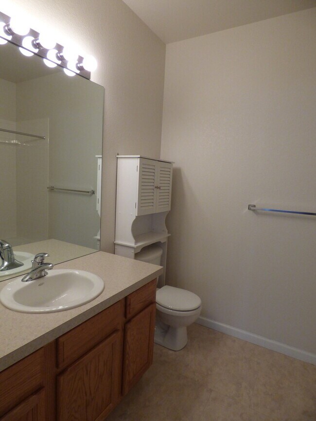 Building Photo - MUST SEE 2 Bed/2 Bath Condo in the Lakesho...