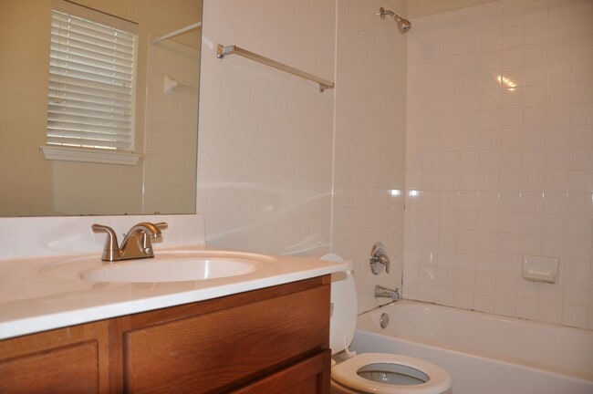 Building Photo - 3 Bedroom 2 Bath with Study in Kyle