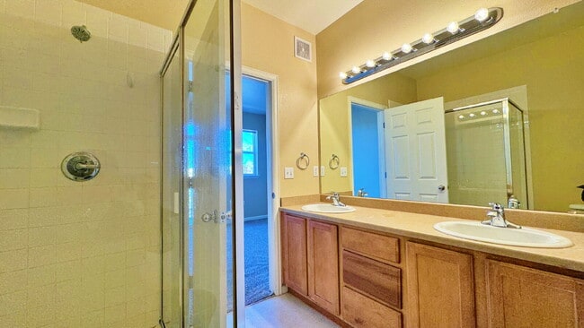 Building Photo - Spacious 2 Bed 2 Bath Townhome across from Aurora Mall and I-225, Close to Buckley SFB!