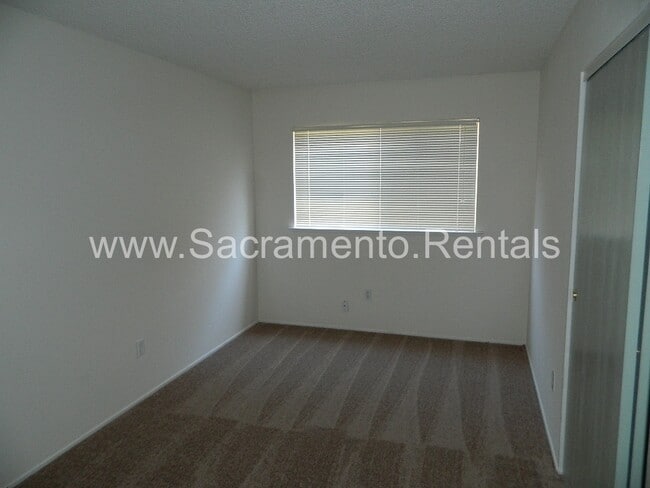 Building Photo - Spacious 4bd/2ba House with 2 Car Garage