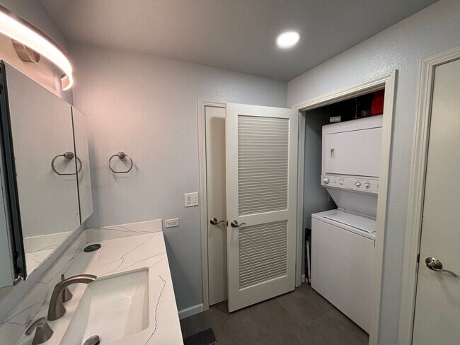 Building Photo - Modern Downtown Condo with Balcony, Pool, ...
