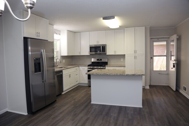 Building Photo - NEWLY RENOVATED Beautiful 3 bed 2 bath nea...