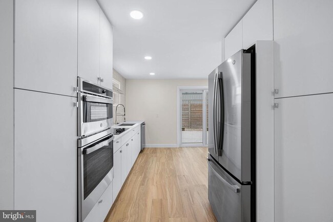 Building Photo - 1124 Dunton St