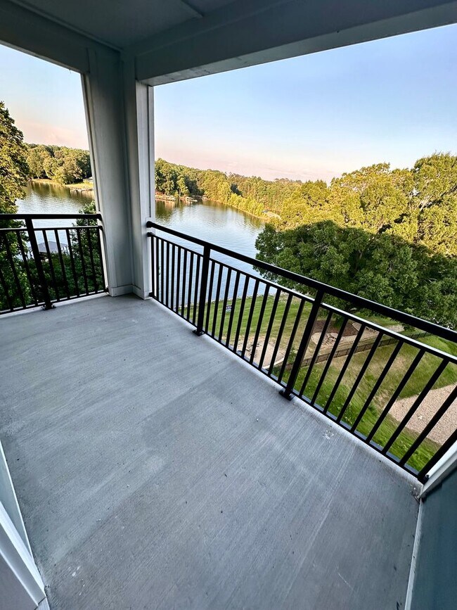 Building Photo - Lakefront living in Sherril's Ford