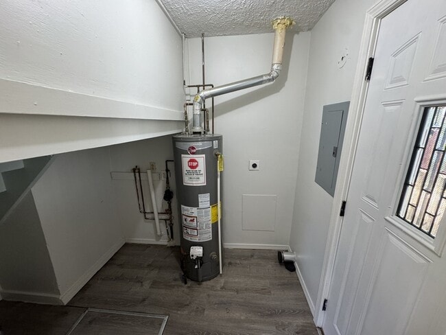 Building Photo - 13506 Bennington Ave