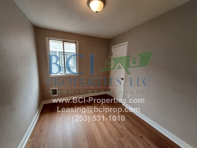 Building Photo - Beautifully remodeled 2 bedroom Duplex nex...