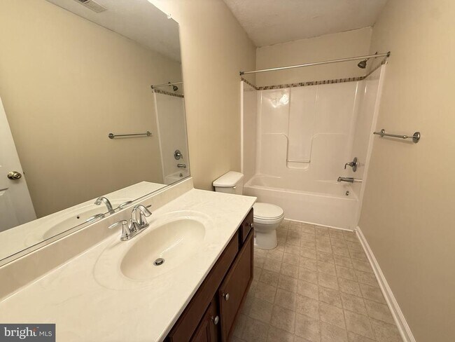 Building Photo - 1234 Lakeview Dr
