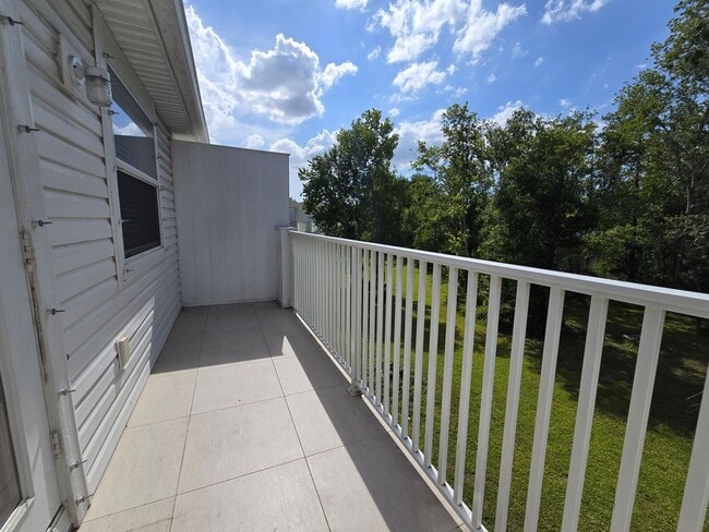 Building Photo - Beautiful 2 bed/ 2 bath Townhome w/ Balcony, Garage & Community Pool