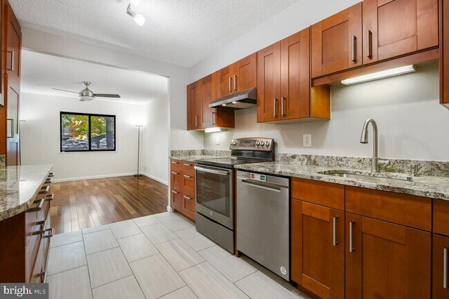 Building Photo - 5904 Mt Eagle Dr